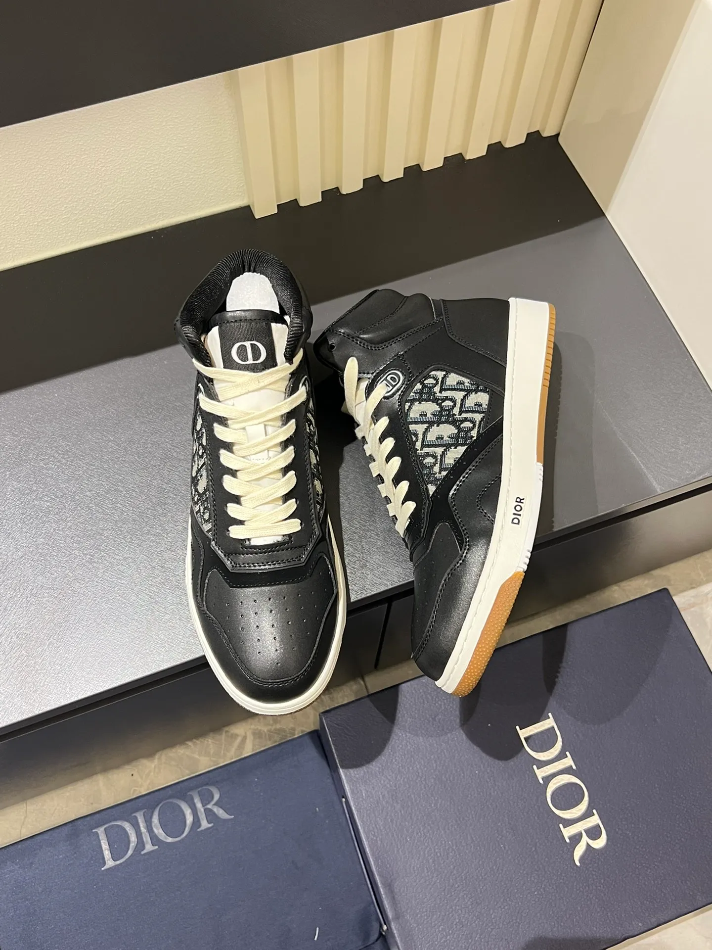 Men's shoes 💰p460 "Dio*" mid-top B27 casual sneakers. This B27 high-top sneaker is a new product in the series and continues Di*r's classic style. Crafted from gray and white smooth calf leather with beige and black Oblique print panels on the sides. The "CD Icon" shaped shoelace eyelets are clever and delicate, and the two-color rubber sole, rear collar and heel are all equipped with the brand's iconic details to enhance the style. Oblique printed straps at the ankle allow for an adjustable fit to complement the overall design. Fashionable and versatile, it can complement any look. Create an exquisite design with unique dynamic vitality and modern atmosphere, presented in low-top and high-top styles. This new must-have shoe adds a new dimension to Dior's archive heritage, embodying modern elegance. Purchase the original version and make it 1:1. If you need top quality, please come to me! Male 38-44!